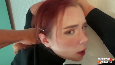 גבר דפוק בפה וכוס צייתנית ג'ינג'ית רזה וגמור בציצים